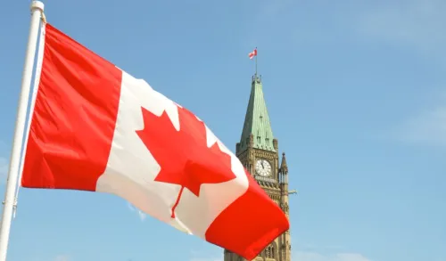 Un drapeau du Canada flotte devant le Parlement à Ottawa, Ontario, Canada.