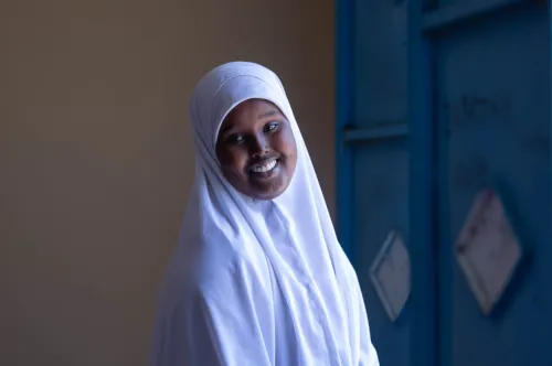 Saharla Abdikarim Adan, âgée de 13 ans, pose pour une photo à la suite d’une séance d’un club d’autonomisation des filles à l’école primaire pour filles de Borama, au Somaliland.