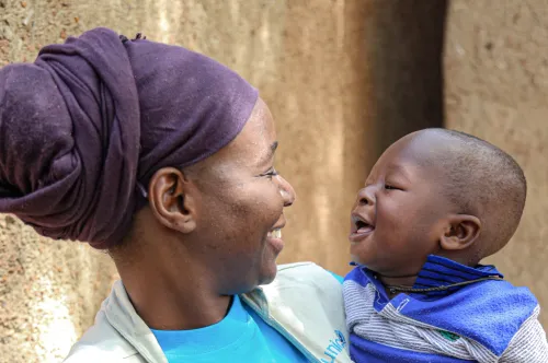 Une femme tient un enfant.