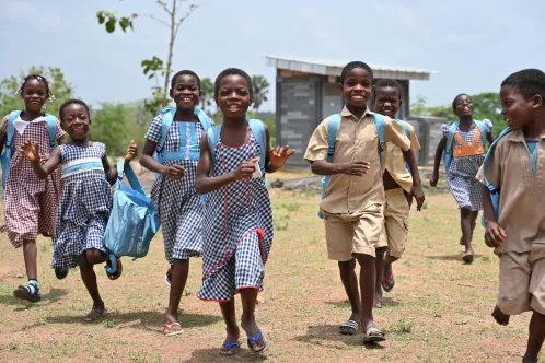 Des enfants dans la cour de récréation de leur école construite à partir de briques en plastique recyclé à Sakassou, au centre de la Côte d’Ivoire.