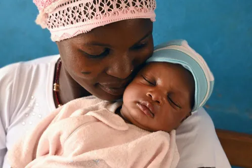 Irayou, a 24-year-old mother of 4 children, with her youngest, at the health centre of Sambakaha, in the North of Côte d’Ivoire.