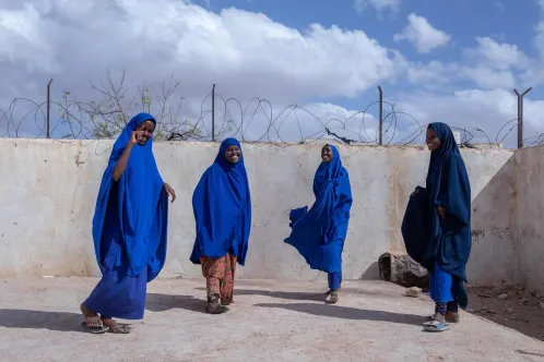 Quatre filles jouent dans la cour de leur école primaire en Somalie.