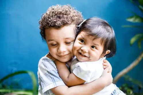 David, âgé de 4 ans, embrasse sa sœur Ana, âgée d’un an, dans le jardin de leur maison à Guatemala, la capitale du Guatemala.