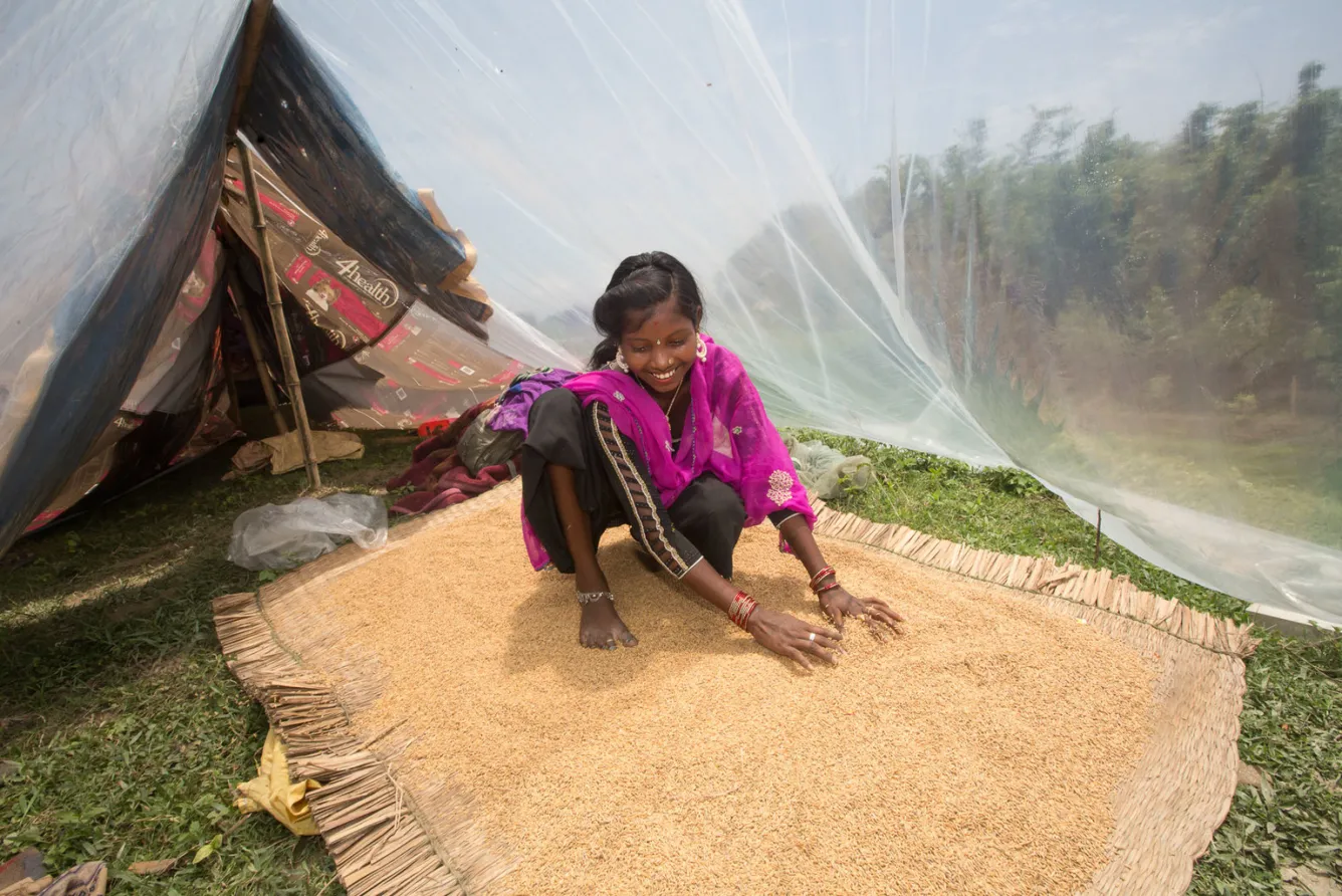 Roshni Kumari Sada, 12, dries grains.