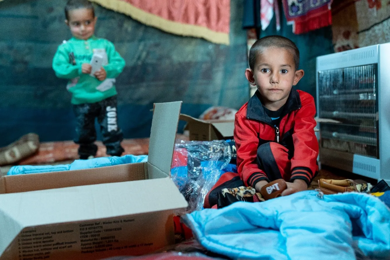 Khalid, âgé de quatre ans, vient de recevoir un ensemble de vêtements d’hiver de l’UNICEF. Sa famille et lui sont des réfugiés syriens qui ont cherché une protection en Jordanie il y a six ans.