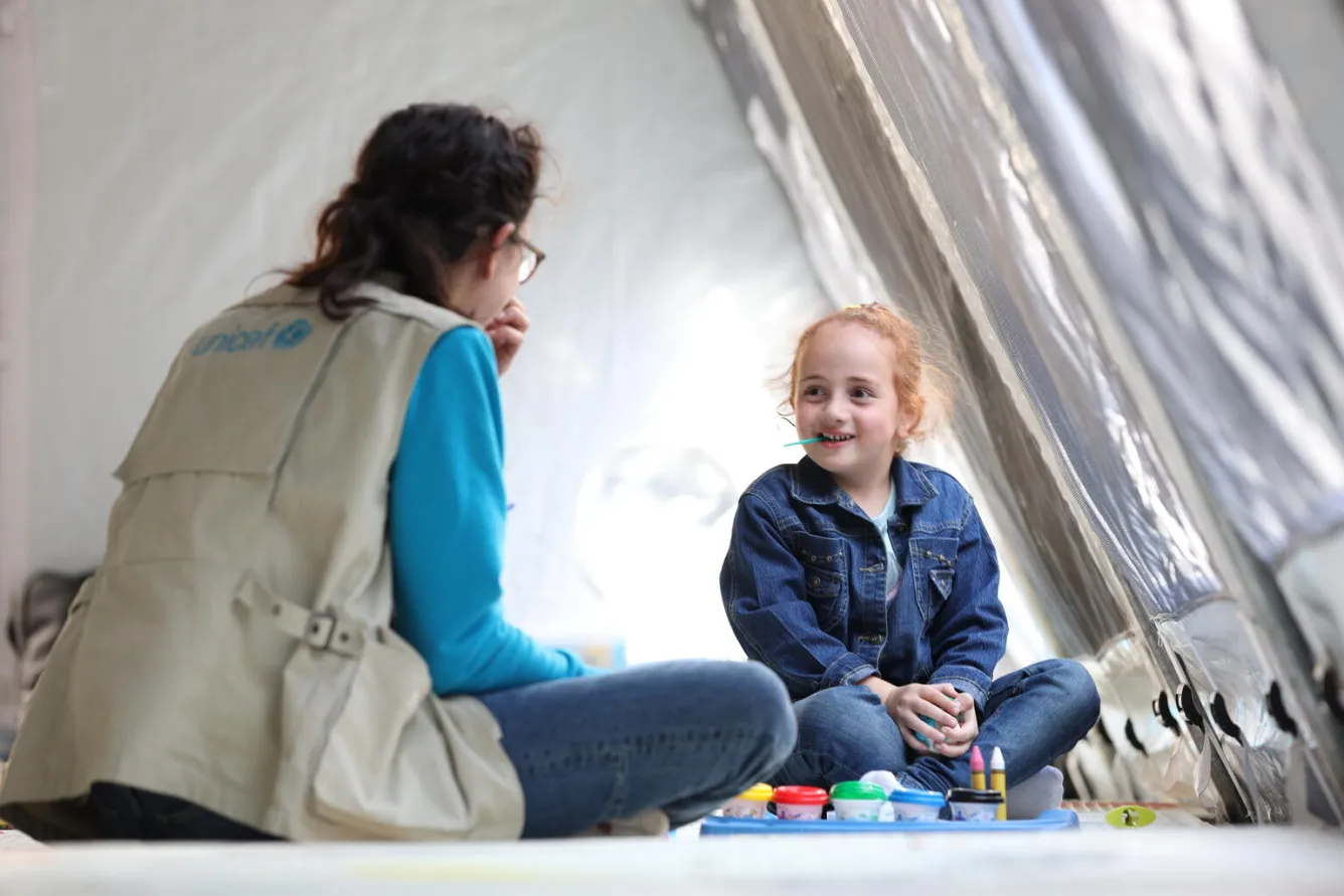 Une travailleuse de l’UNICEF joue avec une fille dans un coin pour enfants créé par l’UNICEF à Goris, en Arménie.