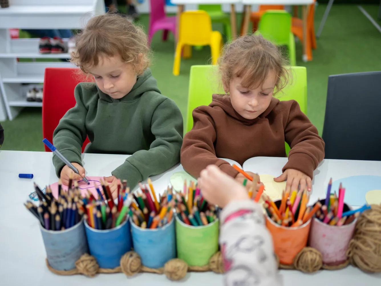 Deux filles dessinent au centre Spilno de l’UNICEF à Balaklia, en Ukraine.