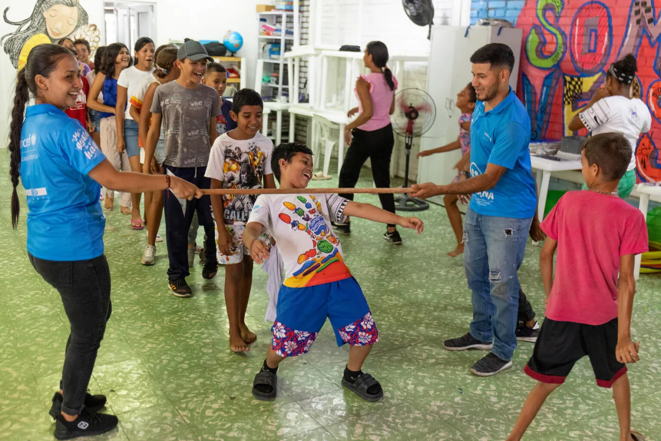 En Colombie, des enfants jouent dans un espace sûr soutenu par l’UNICEF.