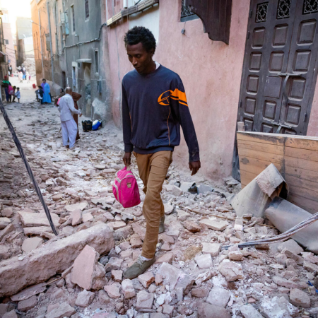 Un homme marche parmi les décombres dans une ruelle de la vieille ville de Marrakech endommagée par le séisme.