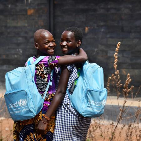 Des enfants dans la cour de récréation de leur école construite à partir de briques en plastique recyclé à Nabekounoubobo, un village dans le nord de la Côte d’Ivoire.