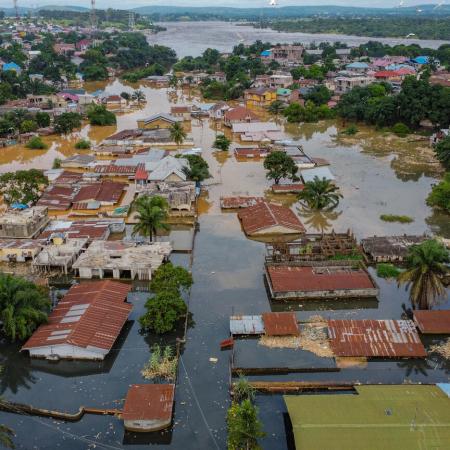 L'image capture une vue aérienne des maisons inondées.