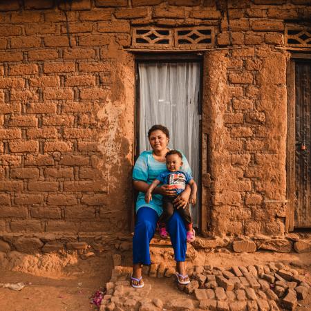 Gabriel, âgé d’un an, est assis sur les genoux de sa mère Sarah, à l'extérieur de leur maison à Kamanyola, dans la province du Sud-Kivu, en République Démocratique du Congo. 