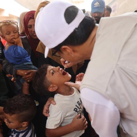 UNICEF Staff adminsters Polio vaccine to a child in Gaza