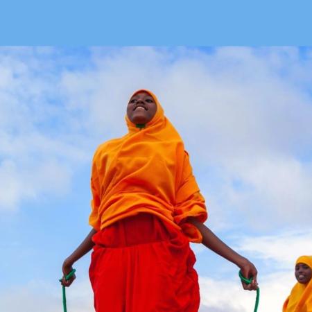 Deux filles sautent à la corde à une école soutenue par l’UNICEF à Dollow, en Somalie. 